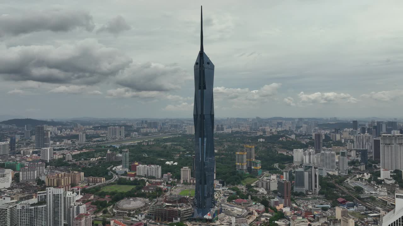 阴天吉隆坡市中心著名的新现代塔外部航拍全景4k马来西亚视频素材