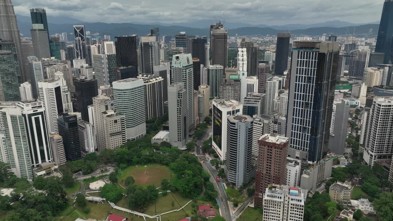 阴天吉隆坡市中心公园交通街道道路航拍全景4k马来西亚视频素材