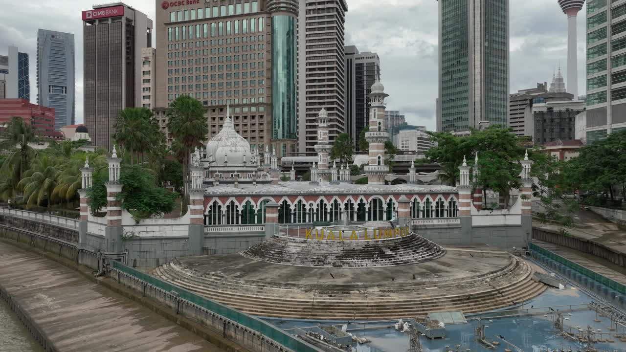 白天吉隆坡市中心清真寺河边航拍全景4k马来西亚视频下载