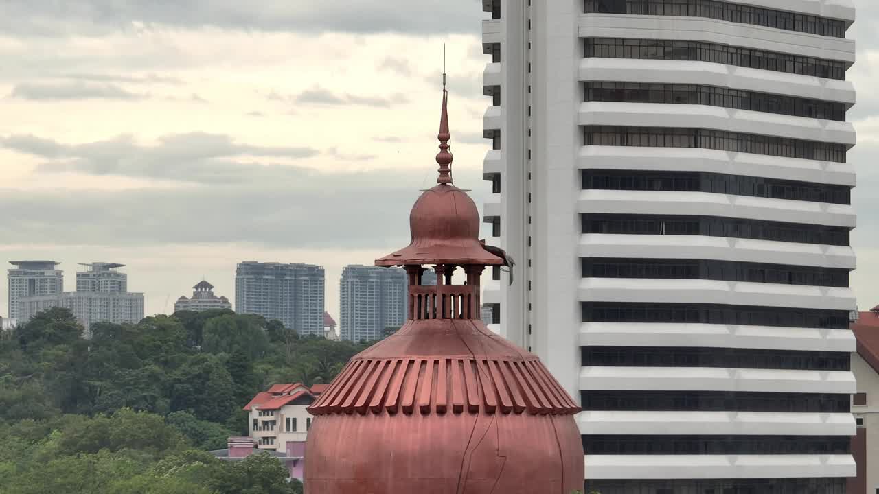 白天吉隆坡市中心著名的广场塔顶航拍全景4k马来西亚视频下载