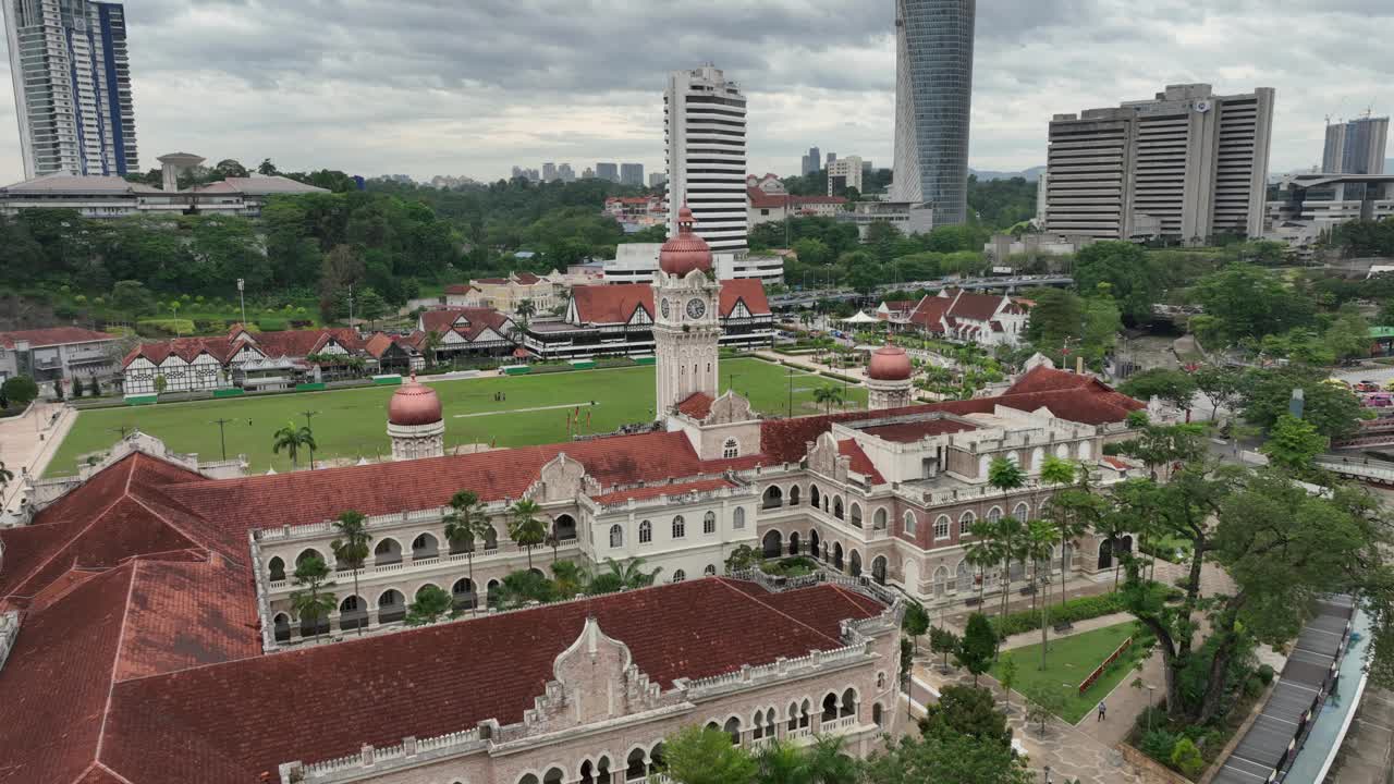 白天时分吉隆坡市中心著名广场外景鸟瞰全景4k马来西亚视频下载