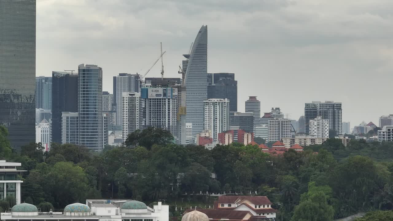 下雨天吉隆坡市景现代市区航拍全景4k马来西亚视频下载