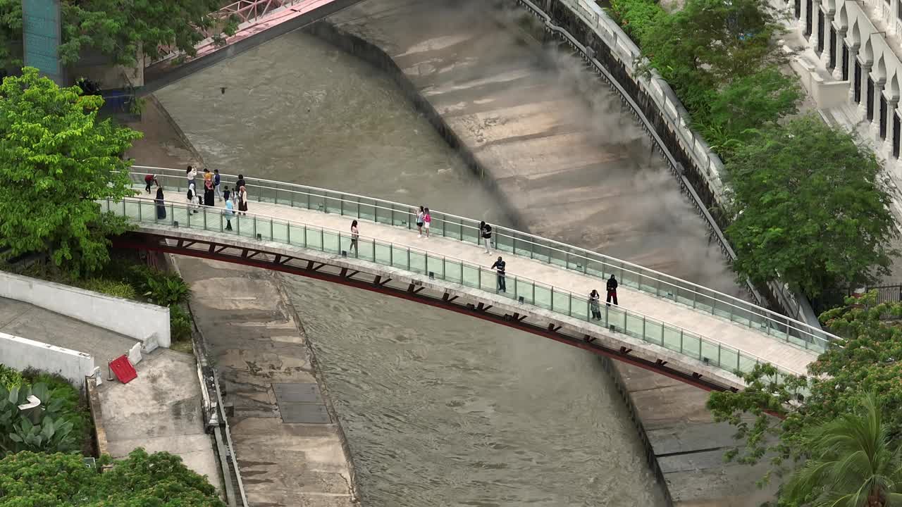 白天吉隆坡市著名的旅游河边步行桥航拍全景4k马来西亚视频下载