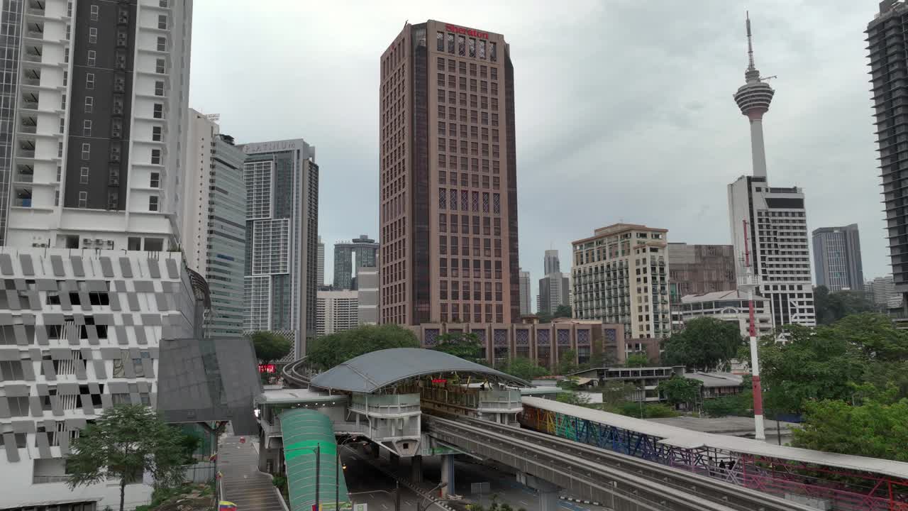 下雨天吉隆坡市区交通街道地铁站鸟瞰图4k马来西亚视频下载