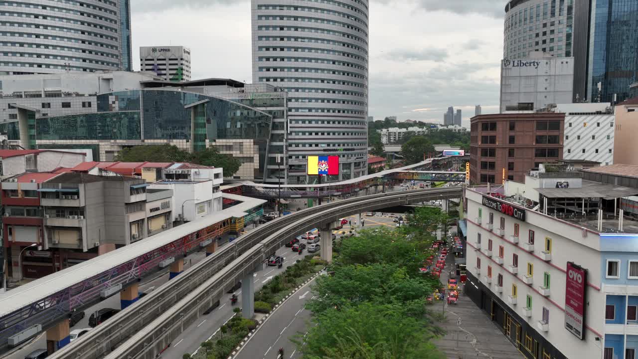 下雨天吉隆坡市中心交通街道十字路口航拍全景4k马来西亚视频下载