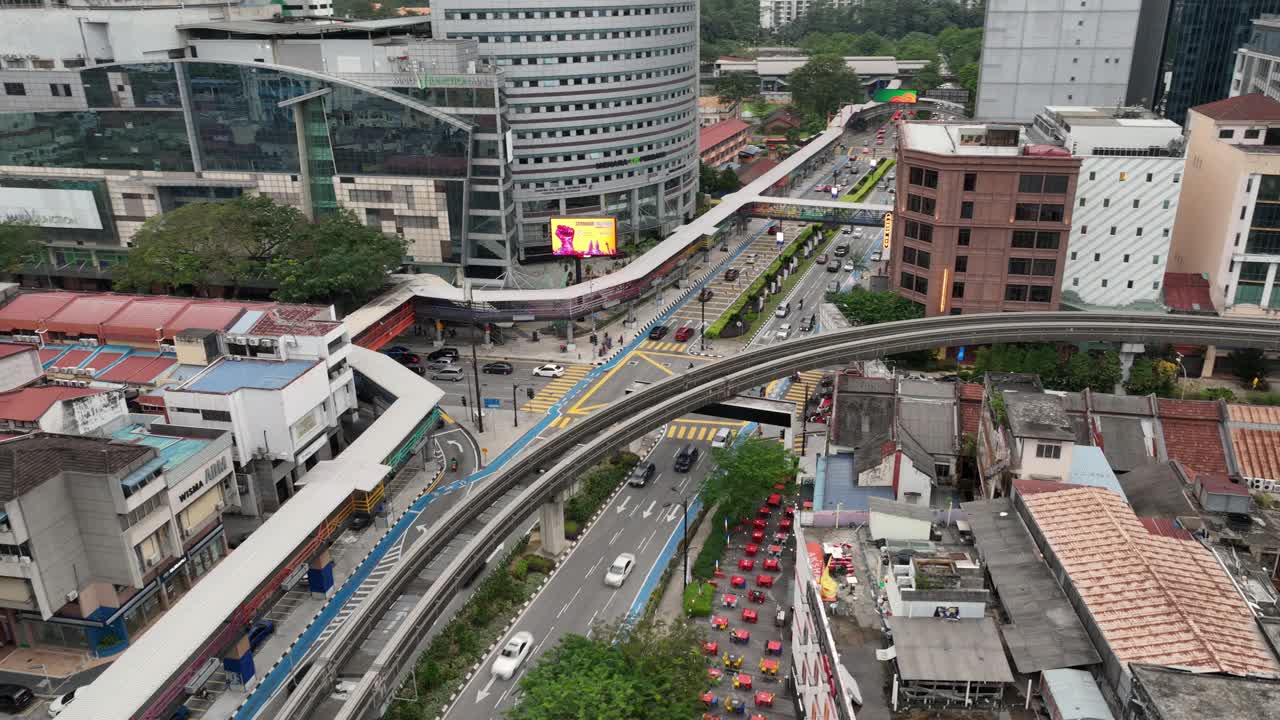 黄昏时分吉隆坡市中心高峰时段交通街道十字路口航拍全景4k马来西亚视频下载