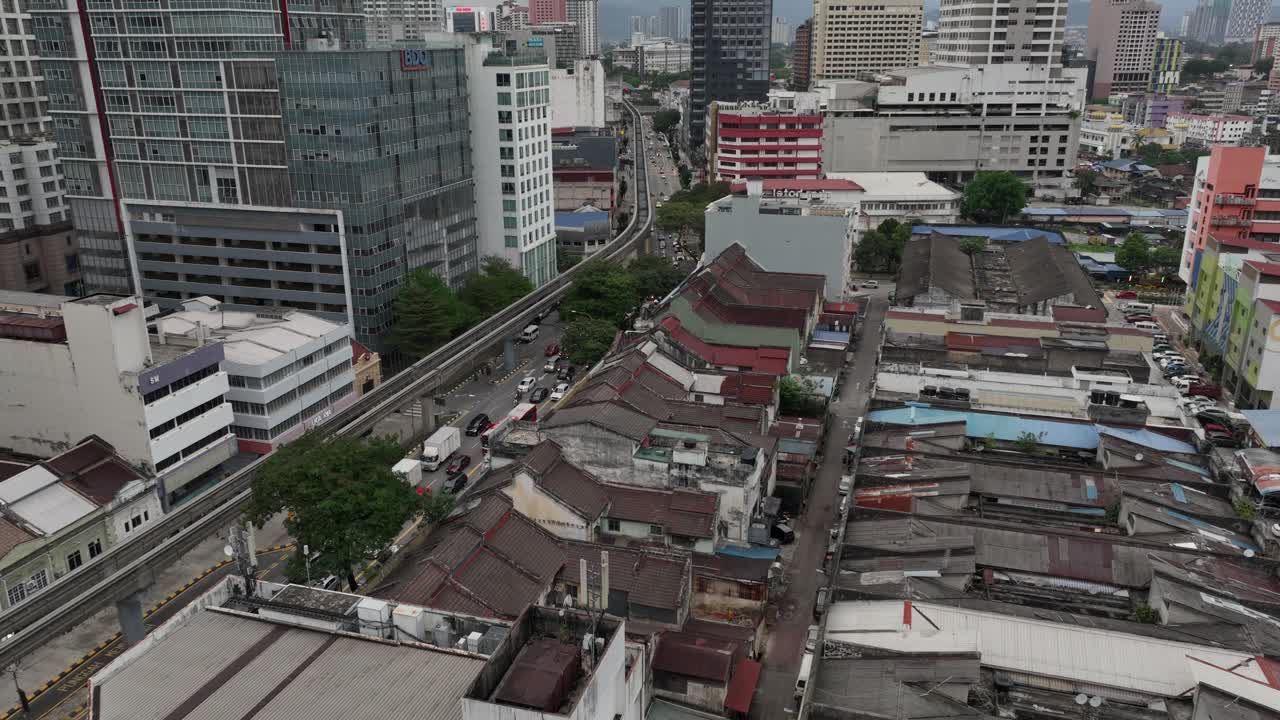 傍晚时分吉隆坡市中心交通街道住宅屋顶航拍全景4k马来西亚视频下载