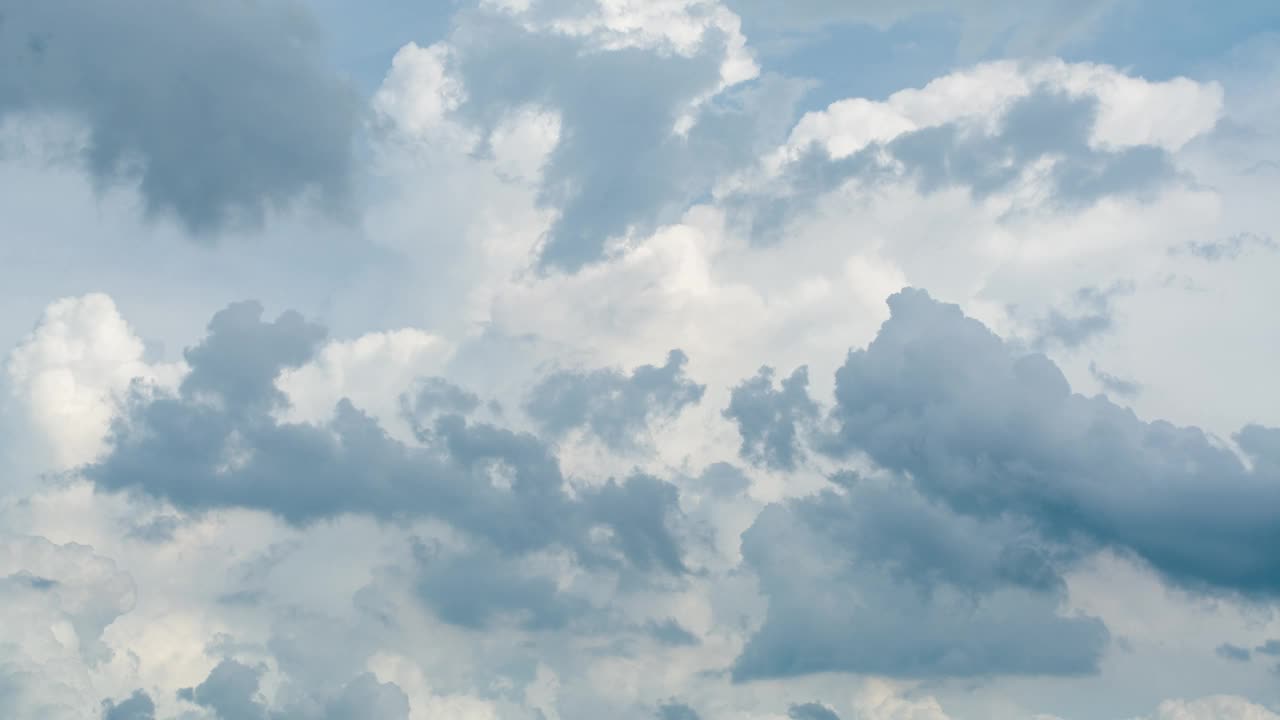 白天的天空，云的运动由于气流，天气和环境的变化，延时视频视频素材