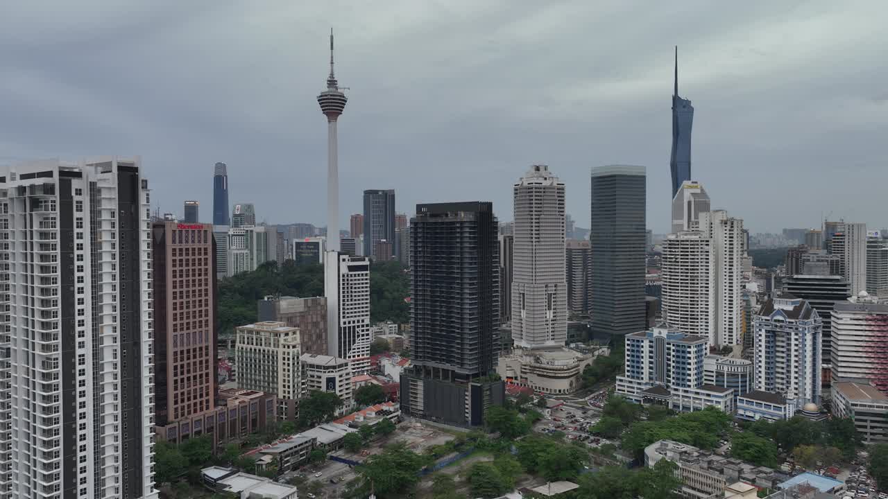 雨夜吉隆坡市著名的市中心航拍全景4k马来西亚视频下载