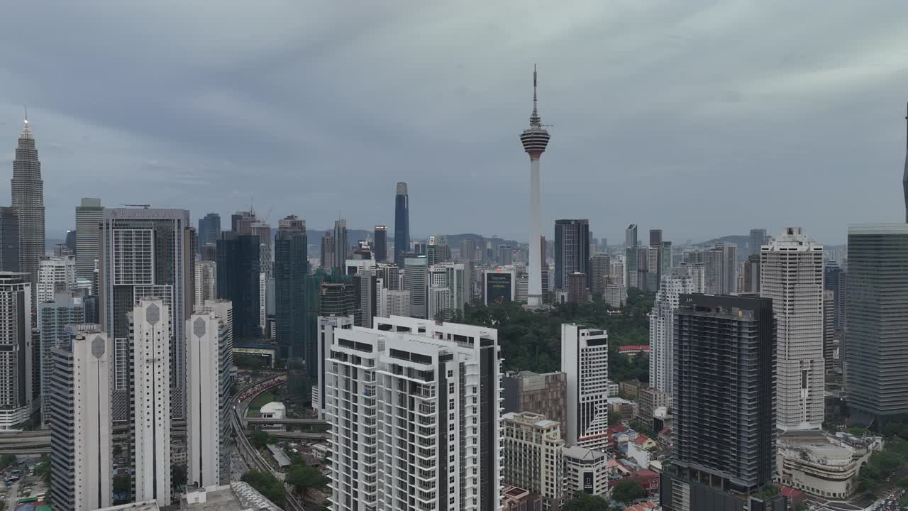 雨夜吉隆坡市著名的市中心交通航拍全景4k马来西亚视频下载