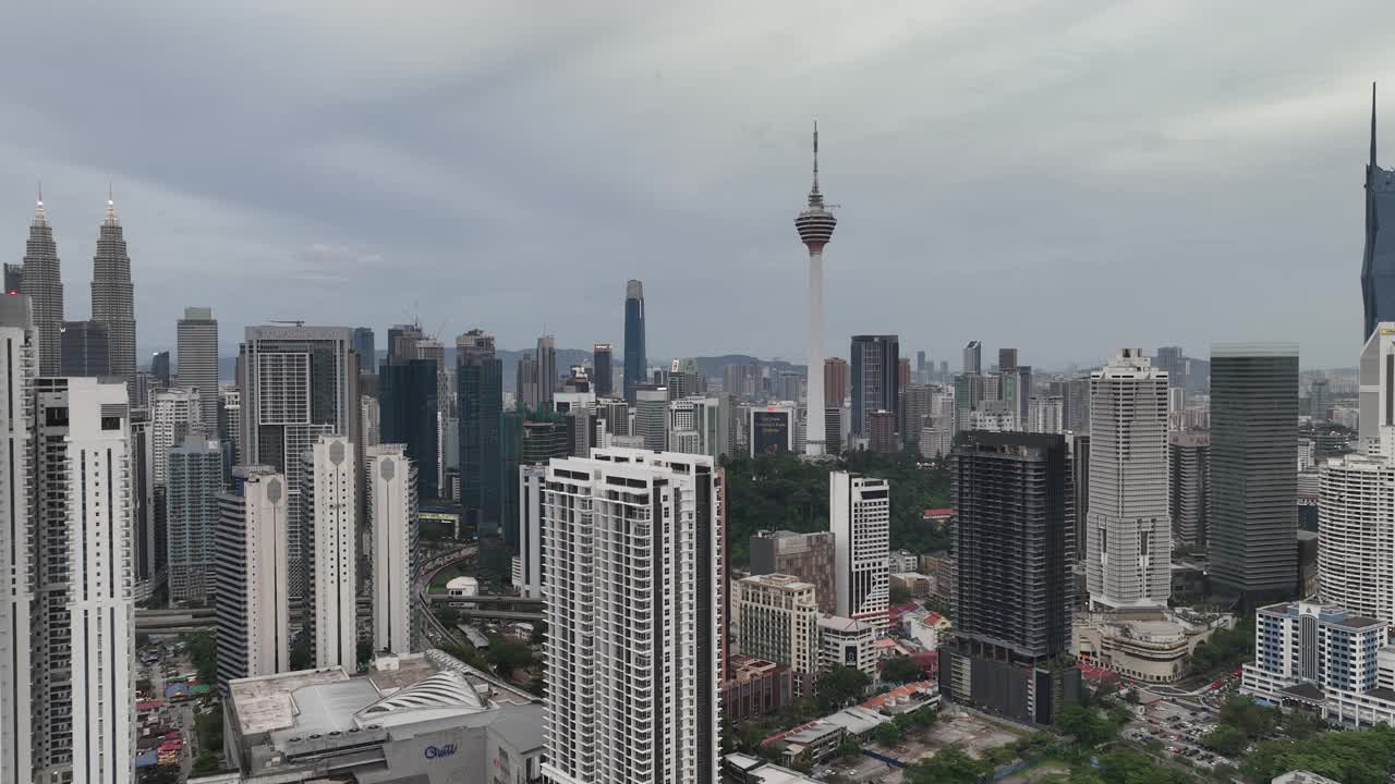 雨夜吉隆坡市著名的市中心交通航拍全景4k马来西亚视频素材