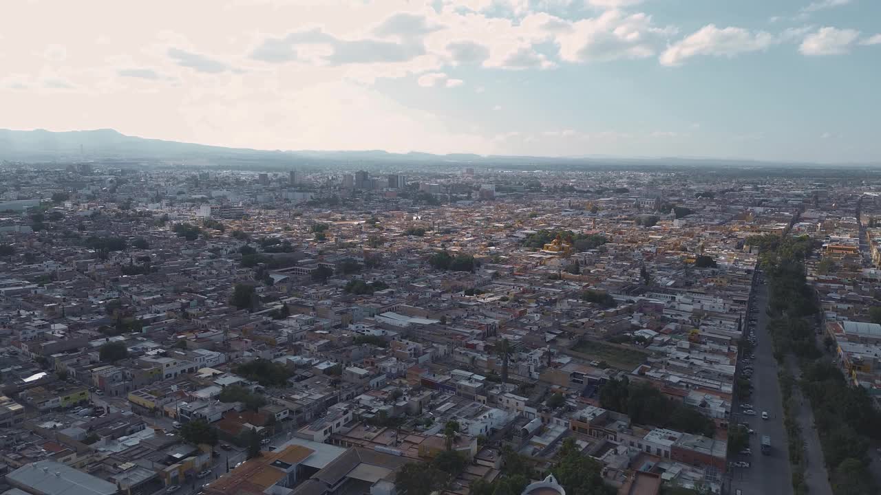 下午圣路易斯波托西市的鸟瞰图，远处的建筑物和安静的交通视频下载