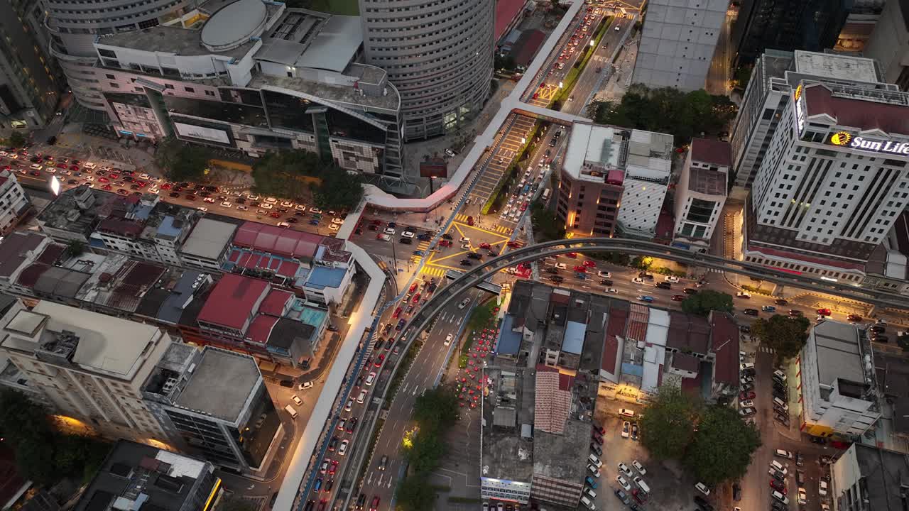 傍晚时分灯火通明的吉隆坡市中心高峰时段交通街道十字路口航拍全景4k马来西亚视频下载