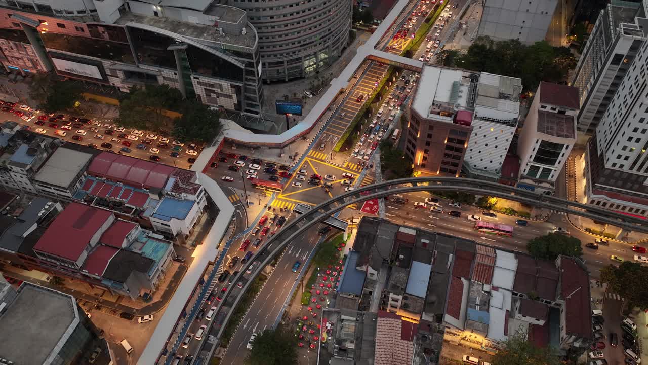 晚上照亮吉隆坡市中心高峰时段交通街道十字路口空中俯视全景4k马来西亚视频下载