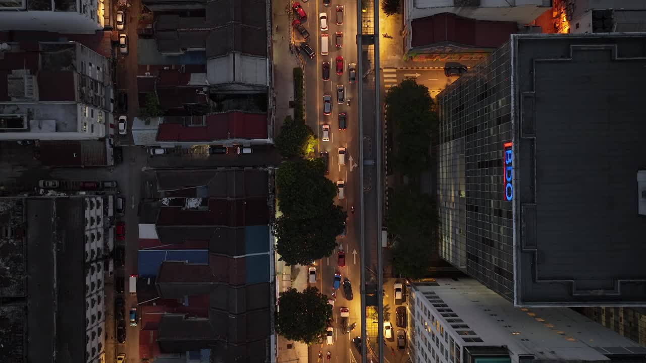 夜晚照亮吉隆坡市中心高峰时段交通街道轻轨线空中俯视全景4k马来西亚视频素材