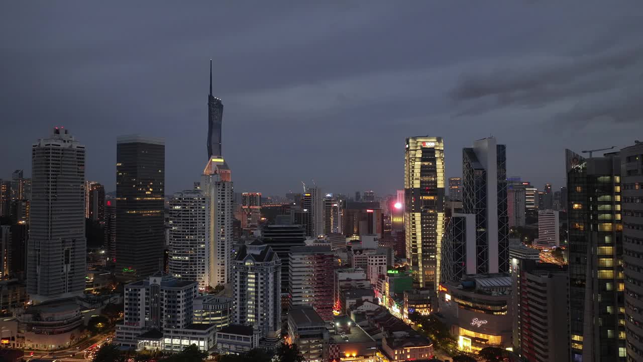 夜晚照亮吉隆坡市中心的4k马来西亚航拍全景视频下载