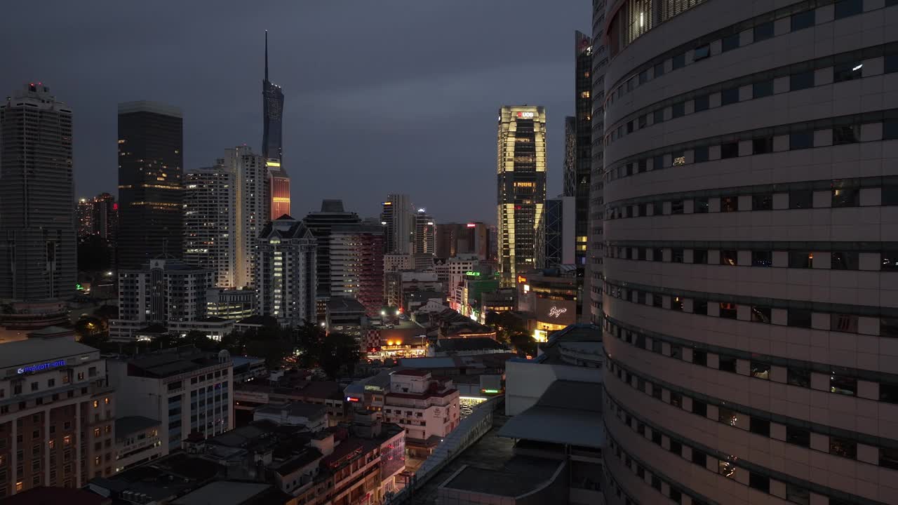 夜间照亮吉隆坡市中心的4k马来西亚航拍全景视频素材