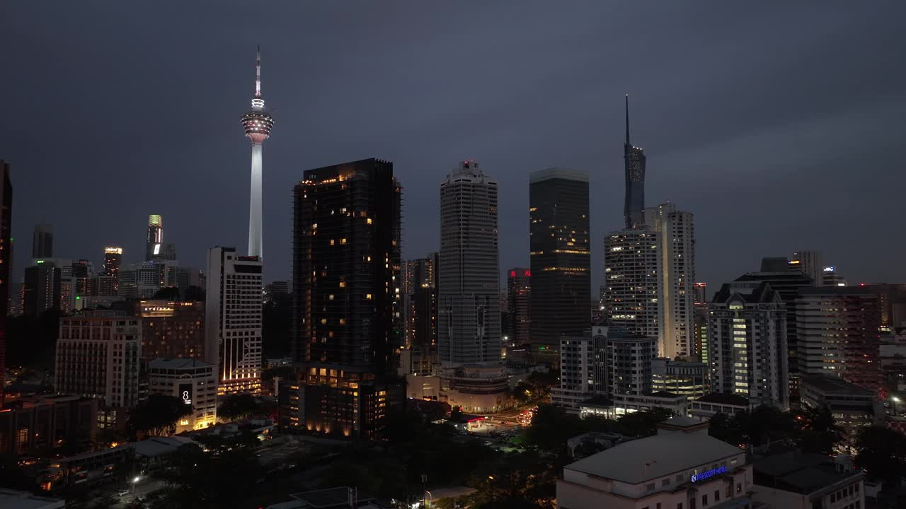 夜间照亮吉隆坡市中心的4k马来西亚航拍全景视频下载