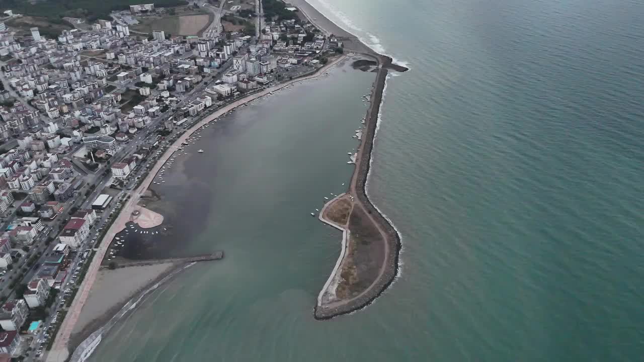 土耳其Samsun市阴天的Atakum市鸟瞰图。4K分辨率。视频素材