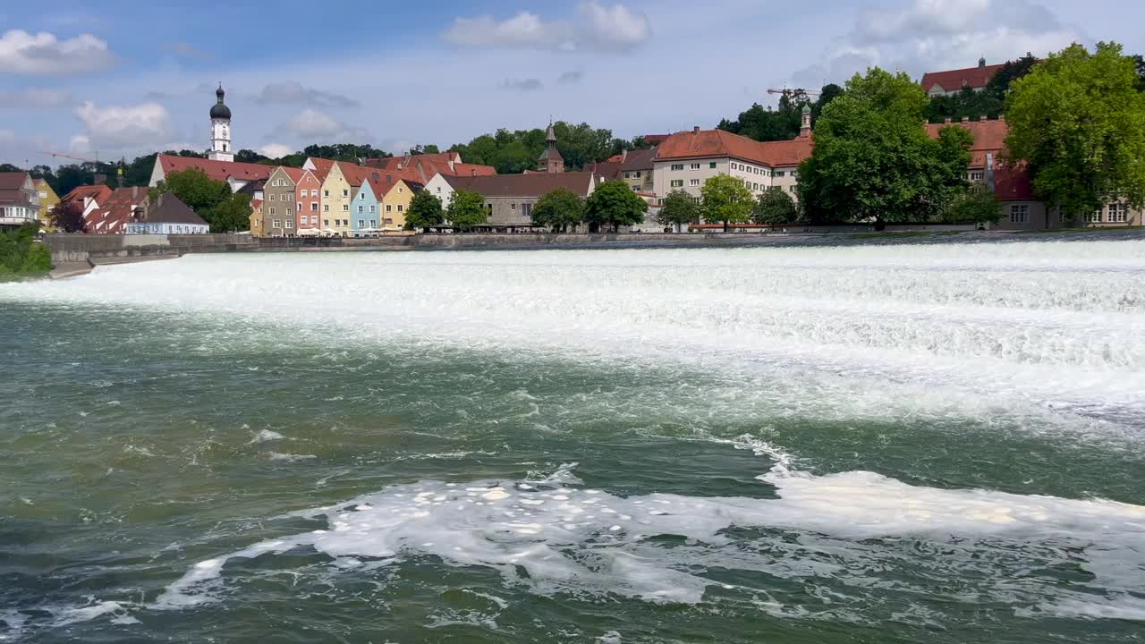 风景如画的德国莱赫河畔兰德斯贝格小镇全景，这里有色彩缤纷的房屋和莱赫河上风景秀丽的瀑布视频下载