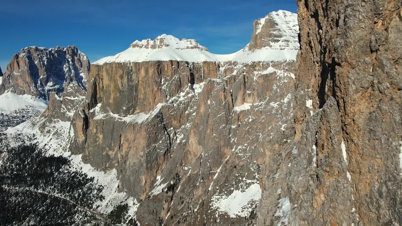 令人惊叹的空中镜头塞拉隆达在白云石，展示白雪皑皑的山峰和崎岖的悬崖。视频素材