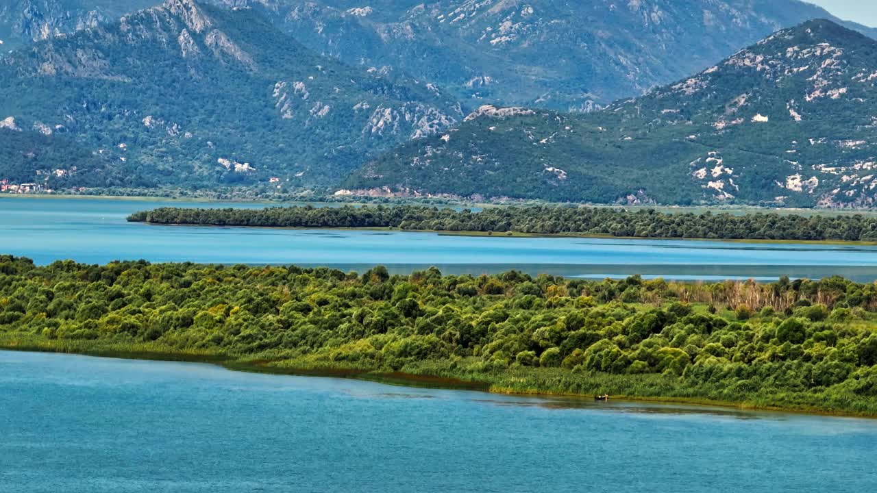 无人机拍摄的黑山斯卡达尔湖国家公园的植被和山脉视频素材