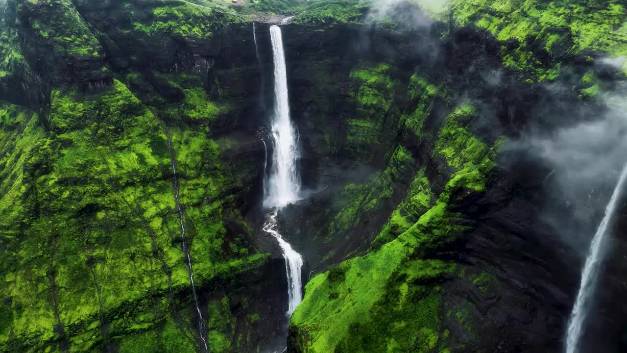 青山瀑布(鸟瞰图)视频下载