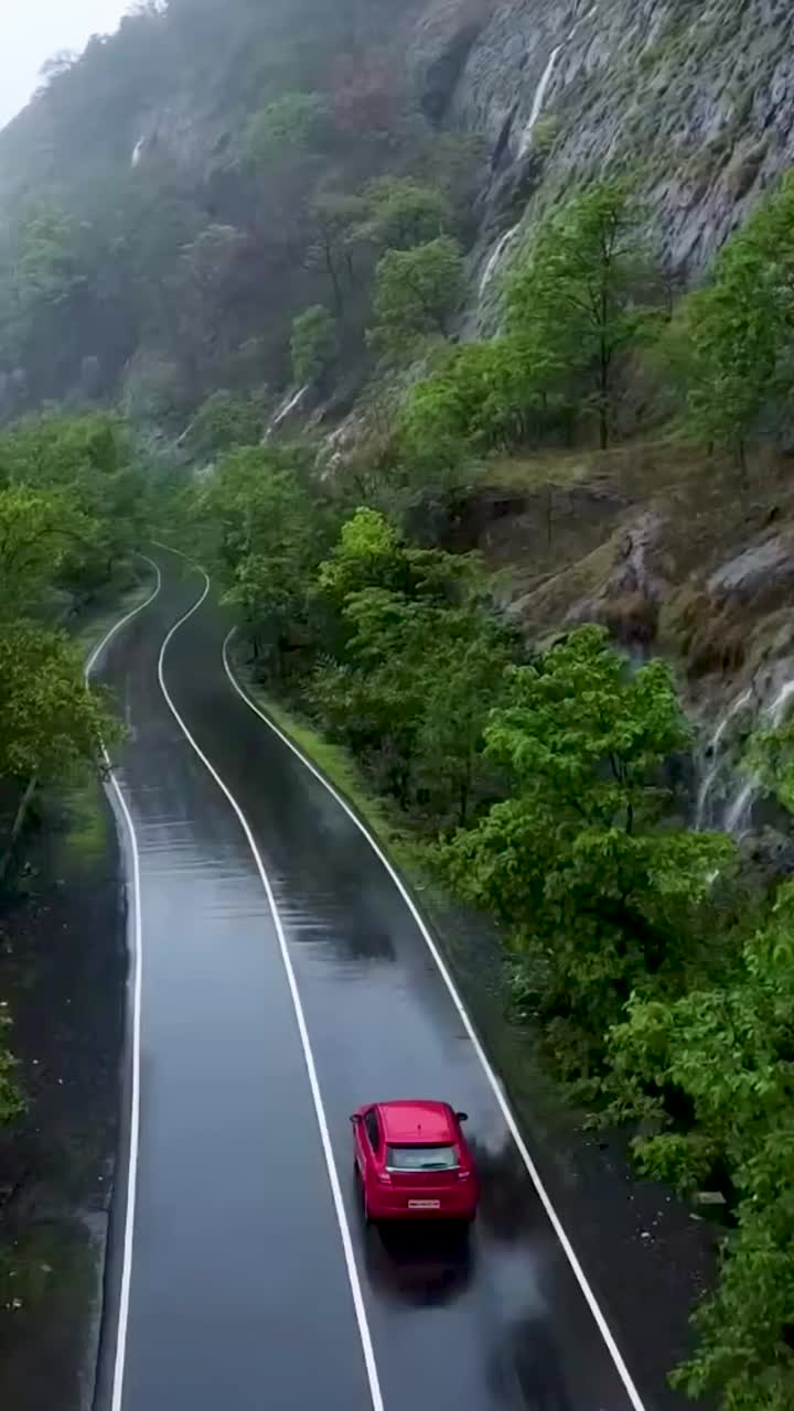 行驶在道路上的汽车(鸟瞰图)。垂直视频下载