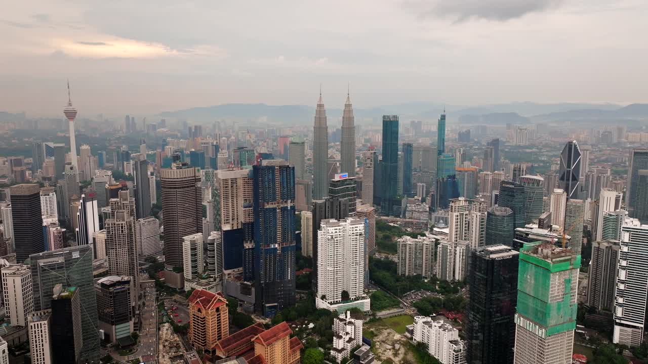 鸟瞰吉隆坡市中心的地标性高层建筑视频素材