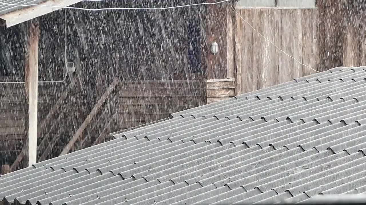 在雨季，雨水从木屋的屋顶上落下。微距视频慢动作。视频素材