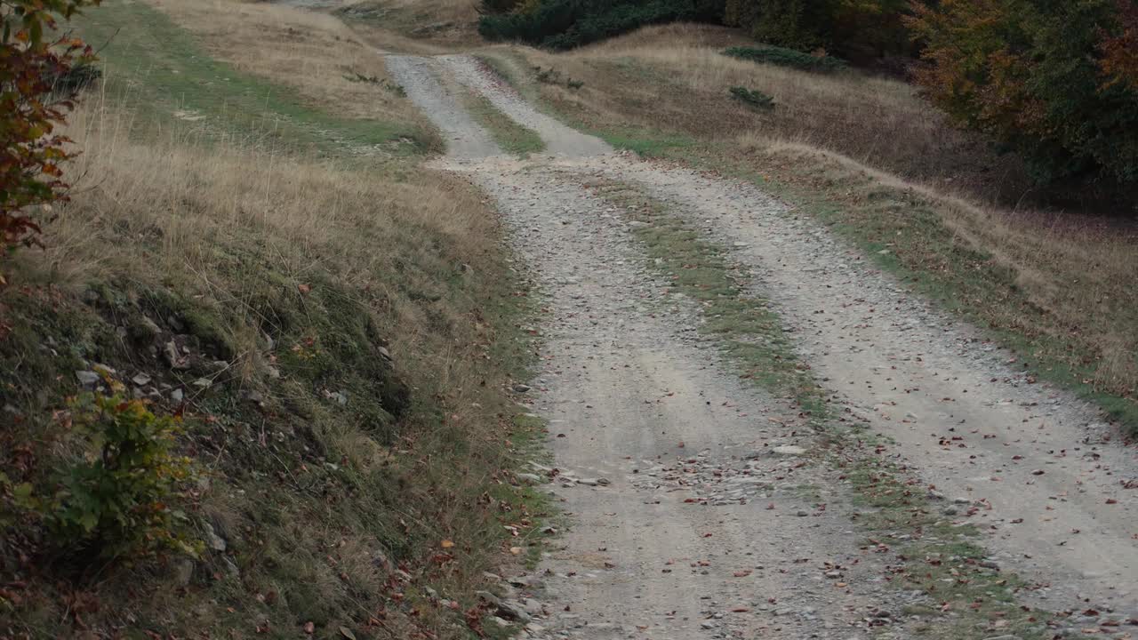 通往山里的路。视频素材