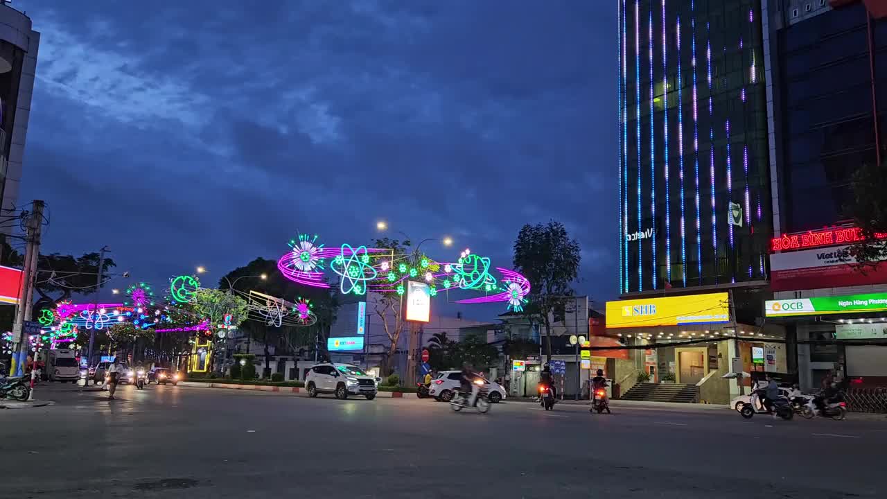 晚上，越南湄公河三角洲芹苴市中心的街头生活。视频下载