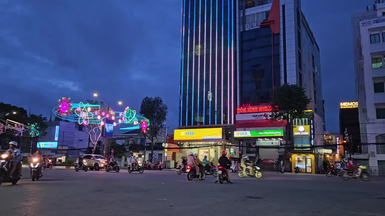 晚上，越南湄公河三角洲芹苴市中心的街头生活。视频素材