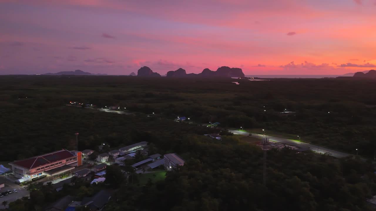 从空中俯瞰泰国南部海边的小乡村小镇，夜晚的天空非常壮观视频素材