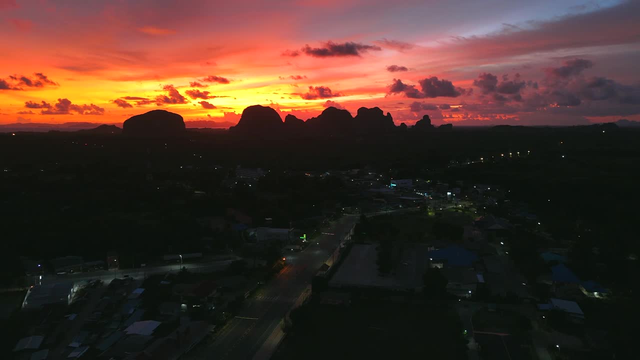 从空中俯瞰泰国南部海边的小乡村小镇，夜晚的天空非常壮观视频素材