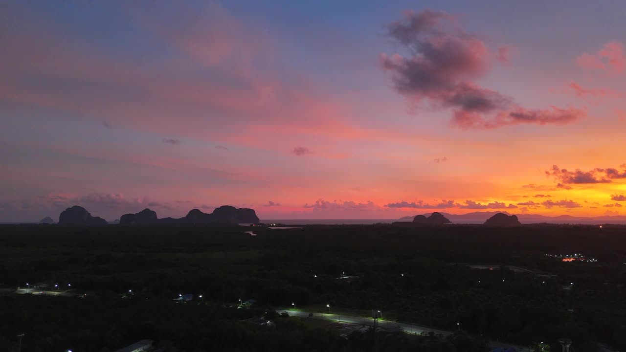 从空中俯瞰泰国南部海边的小乡村小镇，夜晚的天空非常壮观视频素材