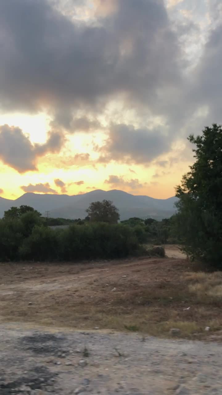 从车窗看到美丽的风景，有山和日落的天空视频下载