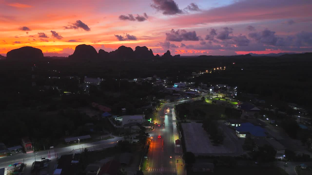 从空中俯瞰泰国南部海边的小乡村小镇，夜晚的天空非常壮观视频素材