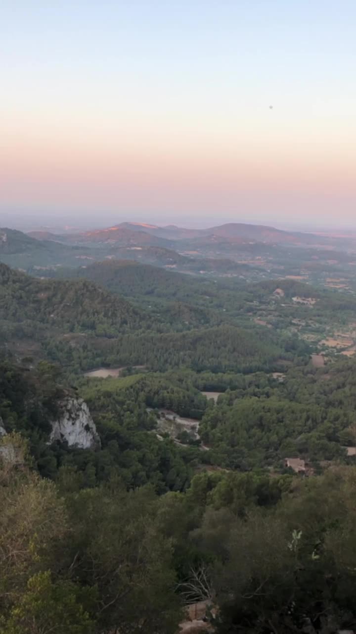 从山向下到被云遮住的山谷的垂直全景。视频下载