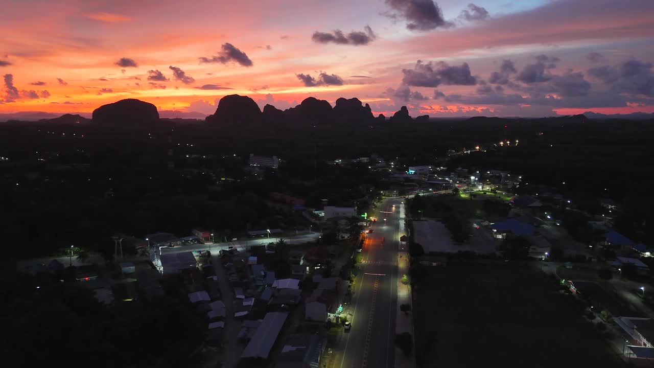 从空中俯瞰泰国南部海边的小乡村小镇，夜晚的天空非常壮观视频素材