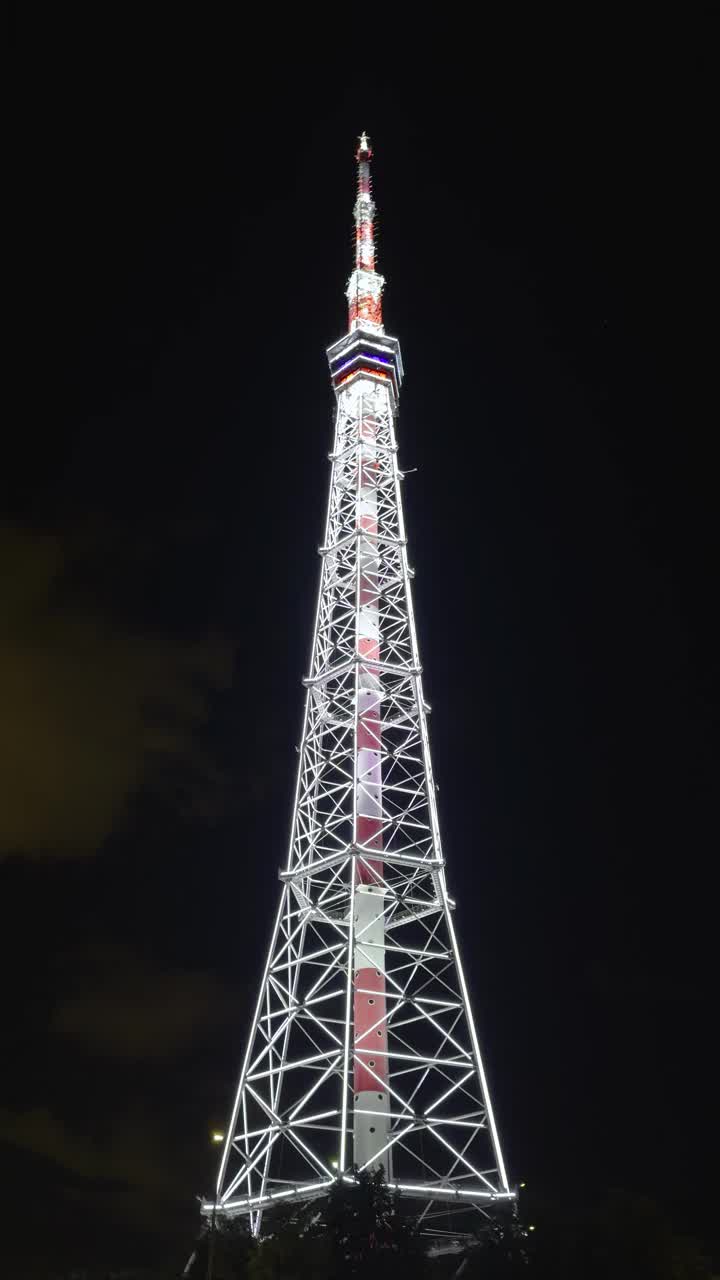 夜景中映照城市滨水区的照明电视塔视频下载