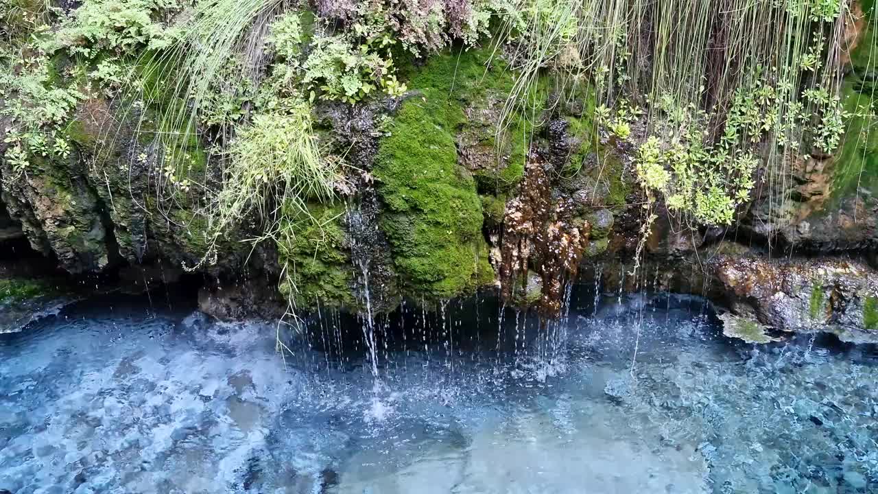 洞穴内自然形成的小水池，水可以倾泻而入。视频下载