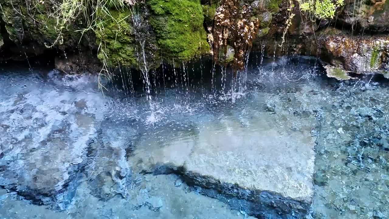 洞穴内自然形成的小水池，水可以倾泻而入。视频下载