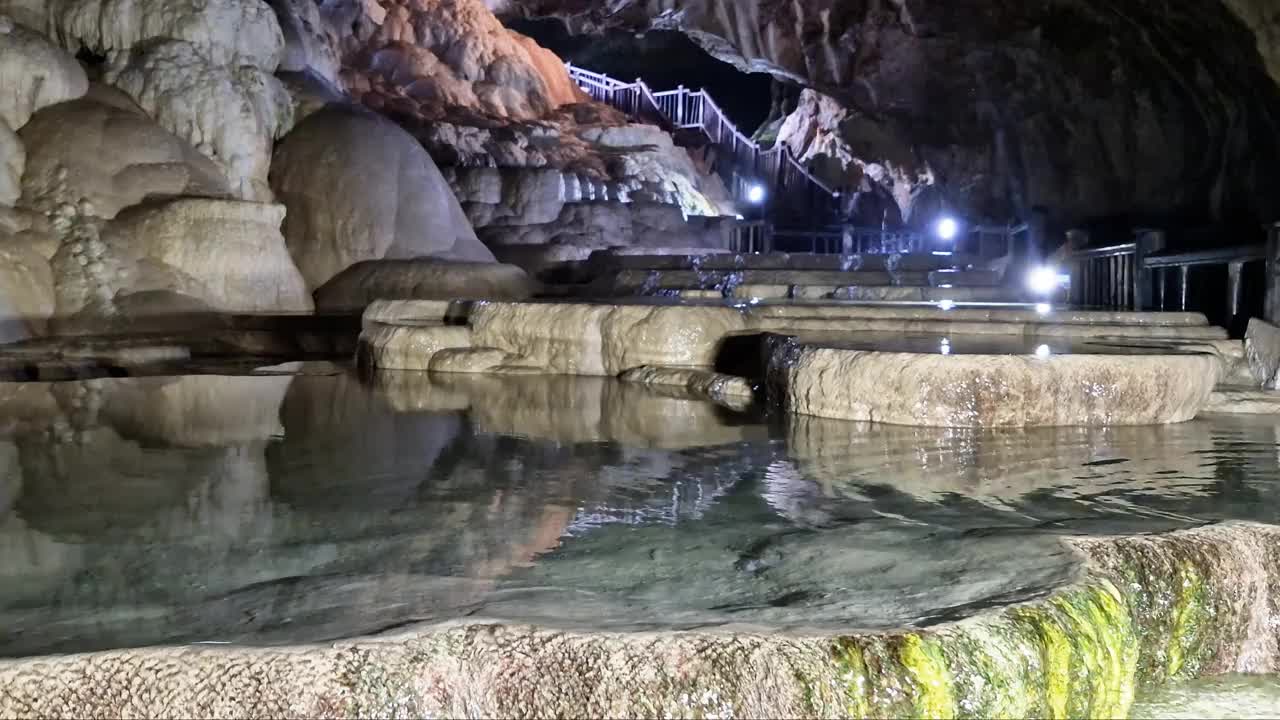 洞穴内由石灰华组成的天然水池的美丽景色视频下载