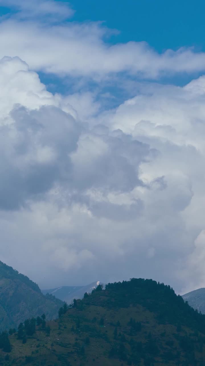 从印度喜马偕尔邦马纳利附近的纳格尔镇拍摄的喜马拉雅山脉上空的黑色季风暴风雨云的垂直延时拍摄。乌云带来了雨。视频素材