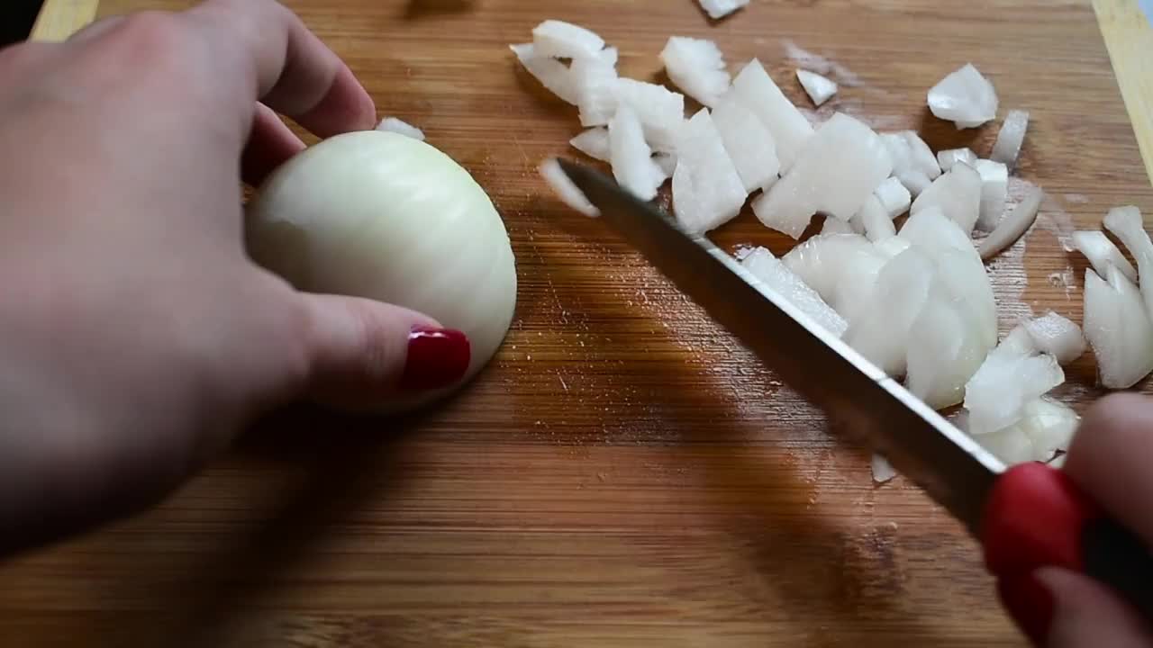 用锋利的刀在木板上切洋葱视频素材