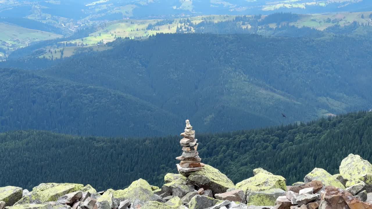 在令人惊叹的景色中，风掠过山顶的石堆视频下载