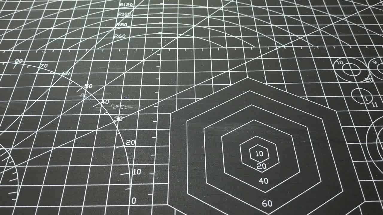 切好的文具纸条落在黑色橡胶垫上视频下载