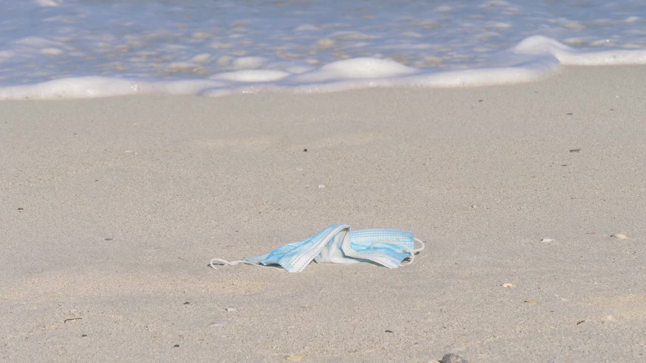 海滩上的生物垃圾视频下载