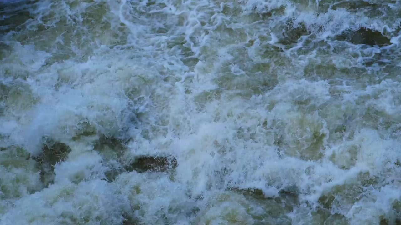 一股强大的水流怒吼，产生泡沫和飞溅视频下载